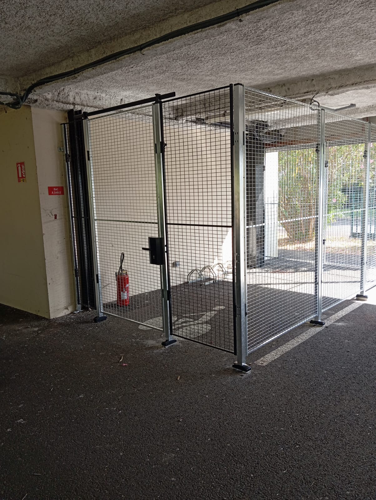 Installation cloisons grillagées