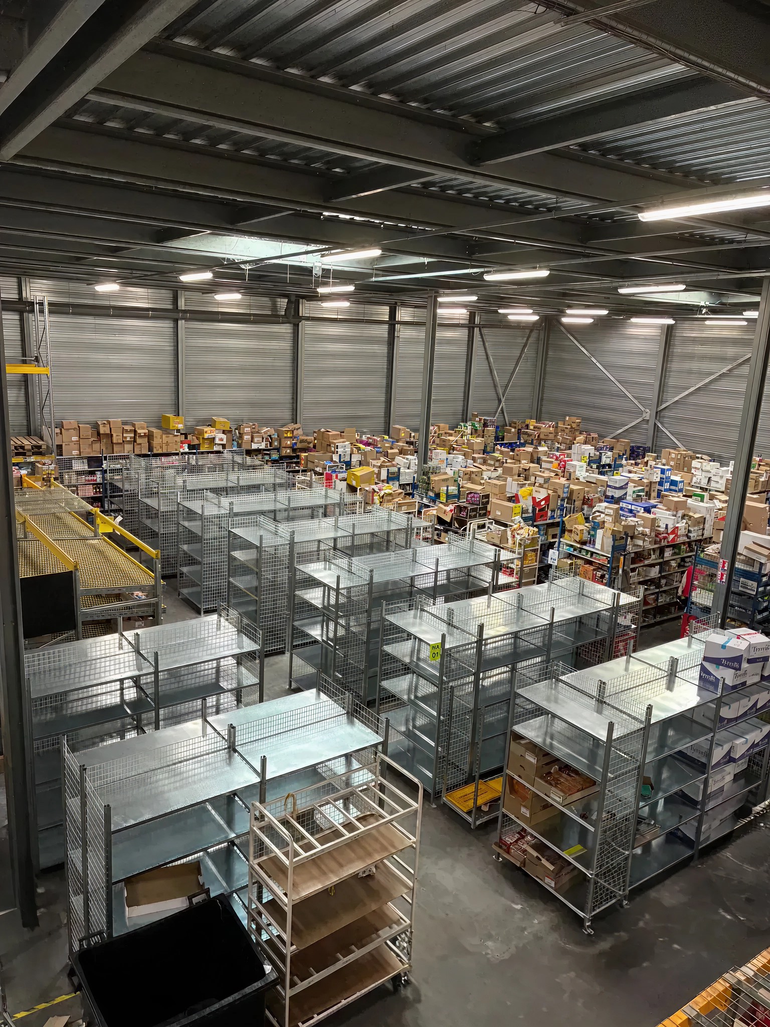 PHOTO-2025-10-24-13-12-34 Box grillagé - Bordeaux Rayonnage